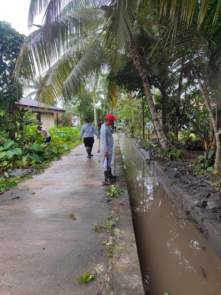 Hari Minggu Gotong Royong Mingguan oleh masyarakat Sindang Sari di lingkungan RT.4,7 dan RT.9 .