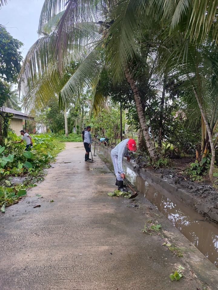 Hari Minggu Gotong Royong Mingguan oleh masyarakat Sindang Sari di lingkungan RT.4,7 dan RT.9 .