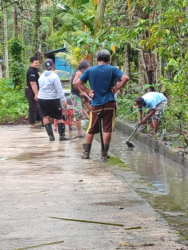 Hari Minggu Gotong Royong Mingguan oleh masyarakat Sindang Sari di lingkungan RT.4,7 dan RT.9 .