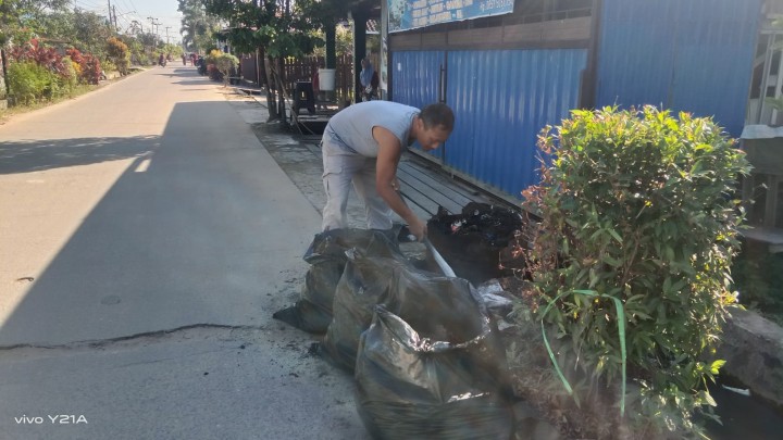 Aksi Pungut Sampah Plastik di Sekitar Wilayah Masing-Masing.