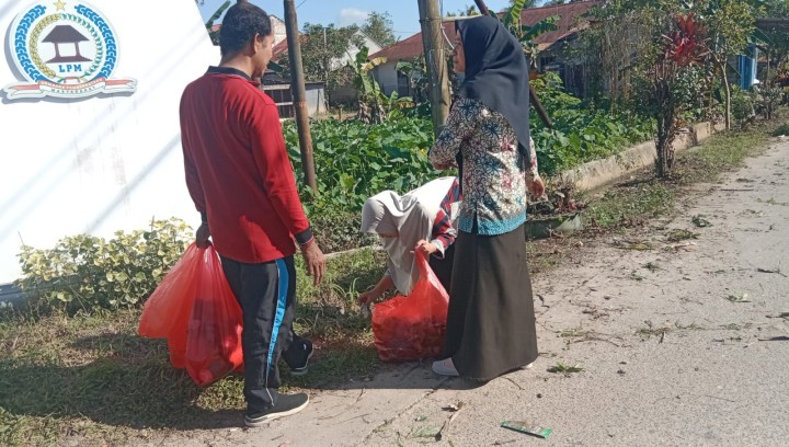 Aksi Pungut Sampah Plastik di Sekitar Wilayah Masing-Masing.