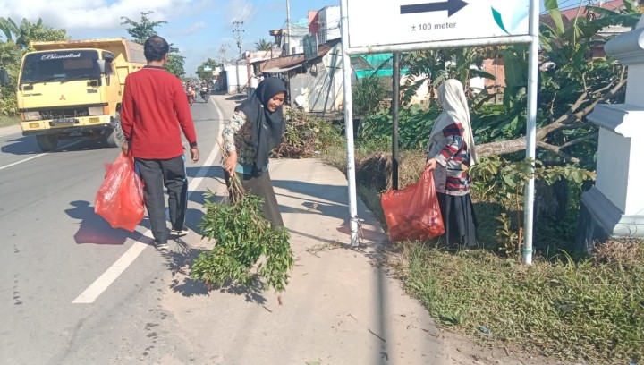 Aksi Pungut Sampah Plastik di Sekitar Wilayah Masing-Masing.