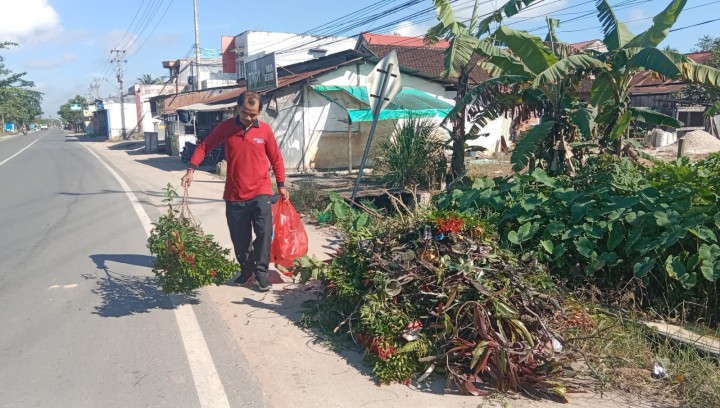 Aksi Pungut Sampah Plastik di Sekitar Wilayah Masing-Masing.
