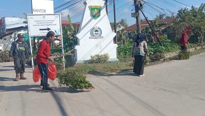 Aksi Pungut Sampah Plastik di Sekitar Wilayah Masing-Masing.