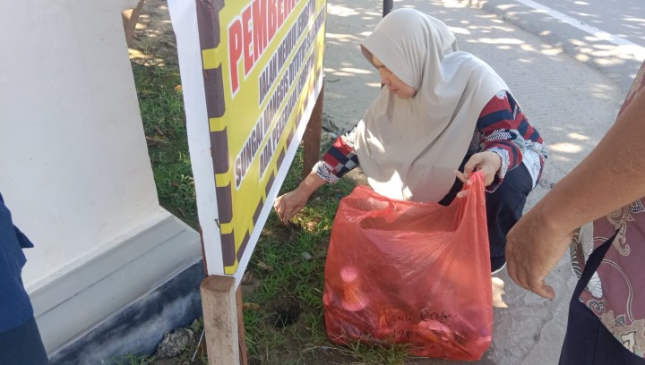 Aksi Pungut Sampah Plastik di Sekitar Wilayah Masing-Masing.