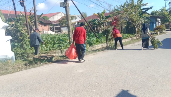 Aksi Pungut Sampah Plastik di Sekitar Wilayah Masing-Masing.