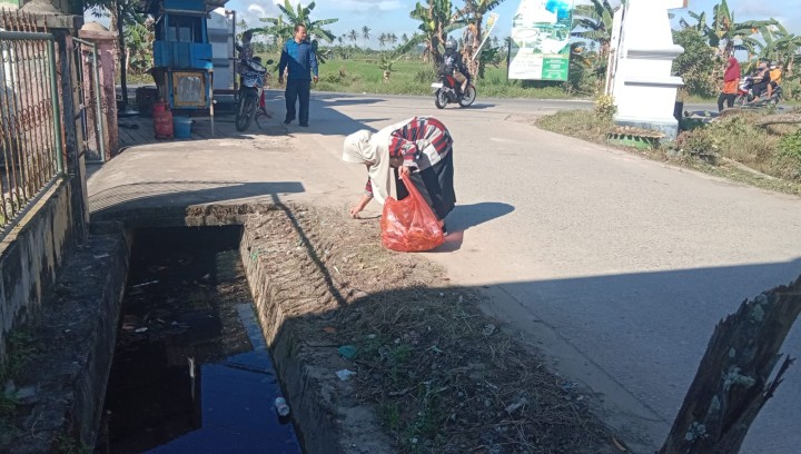 Aksi Pungut Sampah Plastik di Sekitar Wilayah Masing-Masing.