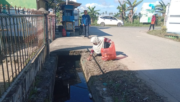 Aksi Pungut Sampah Plastik di Sekitar Wilayah Masing-Masing.