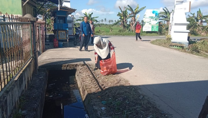 Aksi Pungut Sampah Plastik di Sekitar Wilayah Masing-Masing.