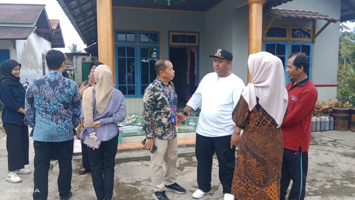 Kunjungan Bagian Perekonomian Pemkot samarinda dan Perbankan ke BUMRT Kelurahan Sindang Sari,Kecamatan Samabutan.
