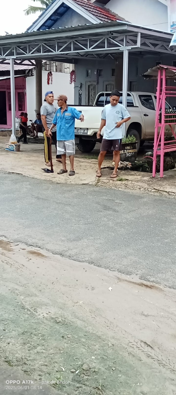 Gotong Royong Di wilayah RT.05 Sindang Sari
