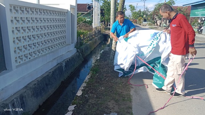 Aksi Pegawai Gotong Royong Lingkungan Sekitar Kelurahan Sindang Sari.