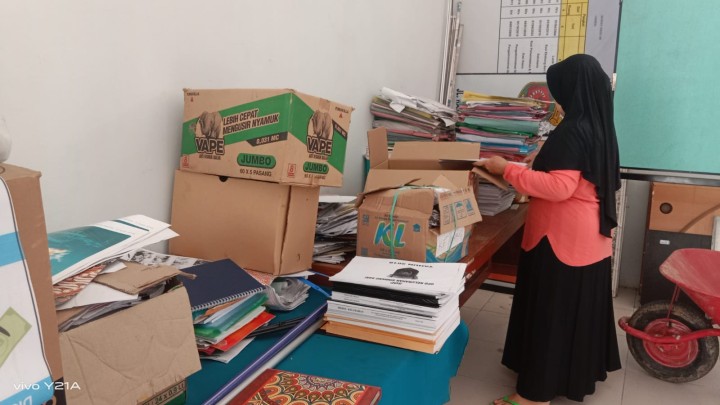 Aksi Pegawai Gotong Royong Lingkungan Sekitar Kelurahan Sindang Sari.