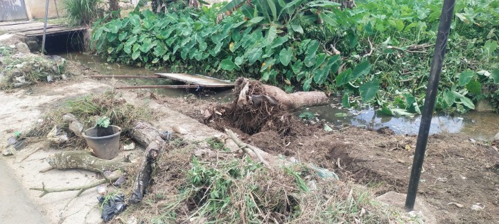Gotong royong lingkungan Sindang Sari  serta peninjauan drainase/parit begoan perbatasan makroman dan sindangsari. melibatkan warga RT.05,RT.06,RT.07 dan RT.08 Sindang Sari.