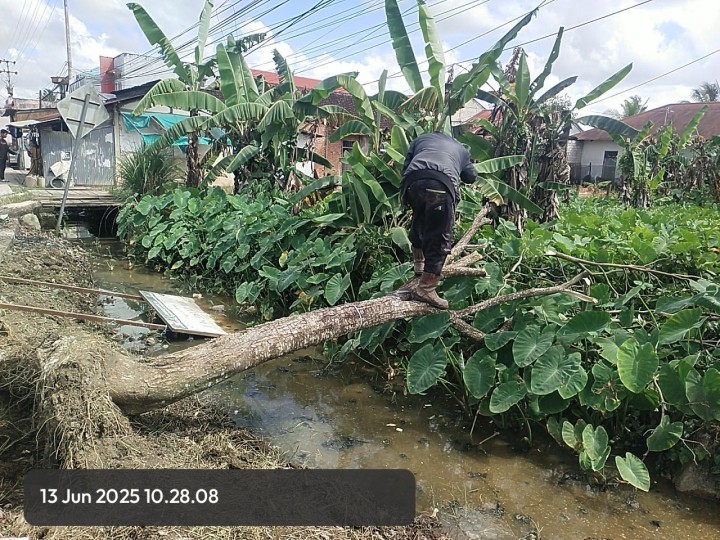 Gotong royong lingkungan Sindang Sari  serta peninjauan drainase/parit begoan perbatasan makroman dan sindangsari. melibatkan warga RT.05,RT.06,RT.07 dan RT.08 Sindang Sari.