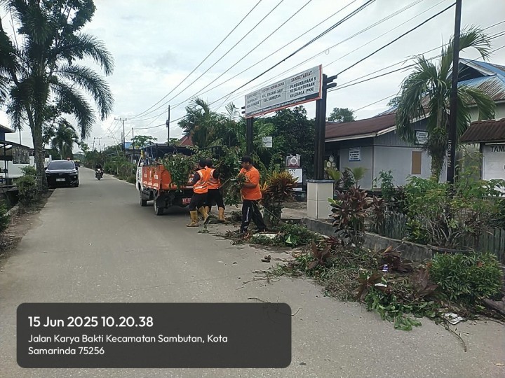 Gotong royong lingkungan Sindang Sari  serta peninjauan drainase/parit begoan perbatasan makroman dan sindangsari. melibatkan warga RT.05,RT.06,RT.07 dan RT.08 Sindang Sari.