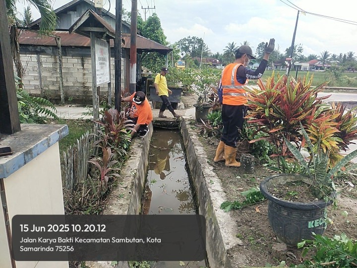 Gotong royong lingkungan Sindang Sari  serta peninjauan drainase/parit begoan perbatasan makroman dan sindangsari. melibatkan warga RT.05,RT.06,RT.07 dan RT.08 Sindang Sari.