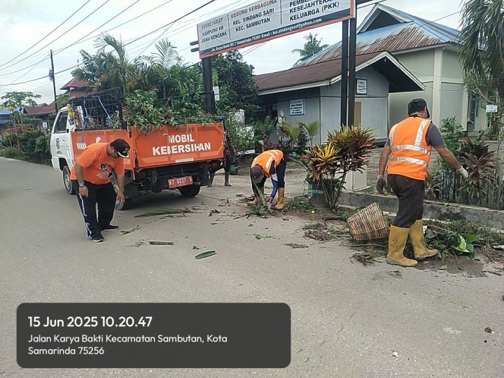 Gotong royong lingkungan Sindang Sari  serta peninjauan drainase/parit begoan perbatasan makroman dan sindangsari. melibatkan warga RT.05,RT.06,RT.07 dan RT.08 Sindang Sari.