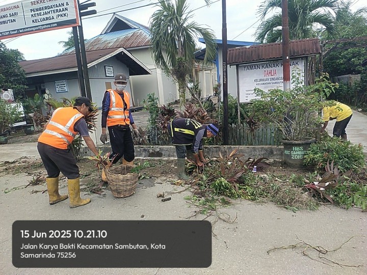 Gotong royong lingkungan Sindang Sari  serta peninjauan drainase/parit begoan perbatasan makroman dan sindangsari. melibatkan warga RT.05,RT.06,RT.07 dan RT.08 Sindang Sari.