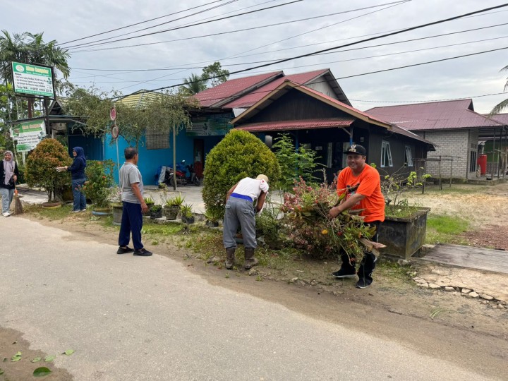 Gotong royong lingkungan Sindang Sari  serta peninjauan drainase/parit begoan perbatasan makroman dan sindangsari. melibatkan warga RT.05,RT.06,RT.07 dan RT.08 Sindang Sari.