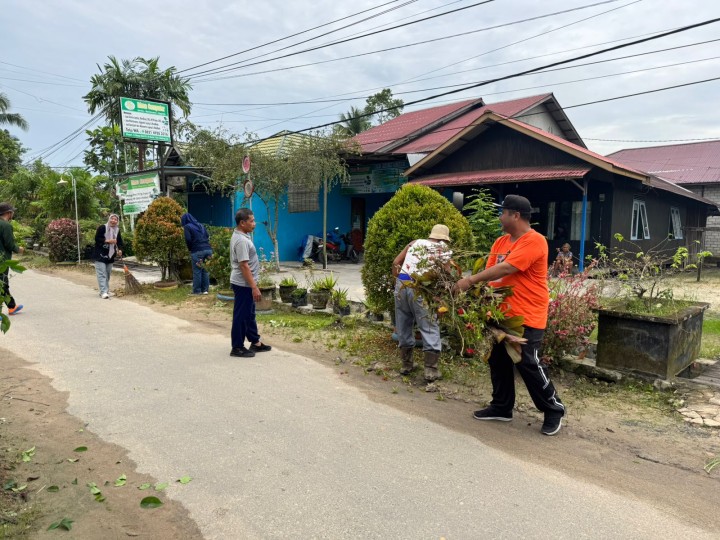 Gotong royong lingkungan Sindang Sari  serta peninjauan drainase/parit begoan perbatasan makroman dan sindangsari. melibatkan warga RT.05,RT.06,RT.07 dan RT.08 Sindang Sari.
