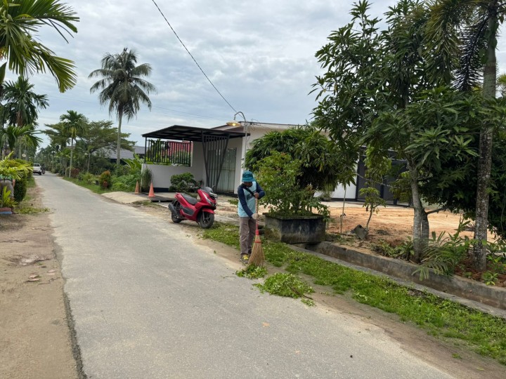 Gotong royong lingkungan Sindang Sari  serta peninjauan drainase/parit begoan perbatasan makroman dan sindangsari. melibatkan warga RT.05,RT.06,RT.07 dan RT.08 Sindang Sari.