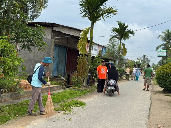 Gotong royong lingkungan Sindang Sari  serta peninjauan drainase/parit begoan perbatasan makroman dan sindangsari. melibatkan warga RT.05,RT.06,RT.07 dan RT.08 Sindang Sari.