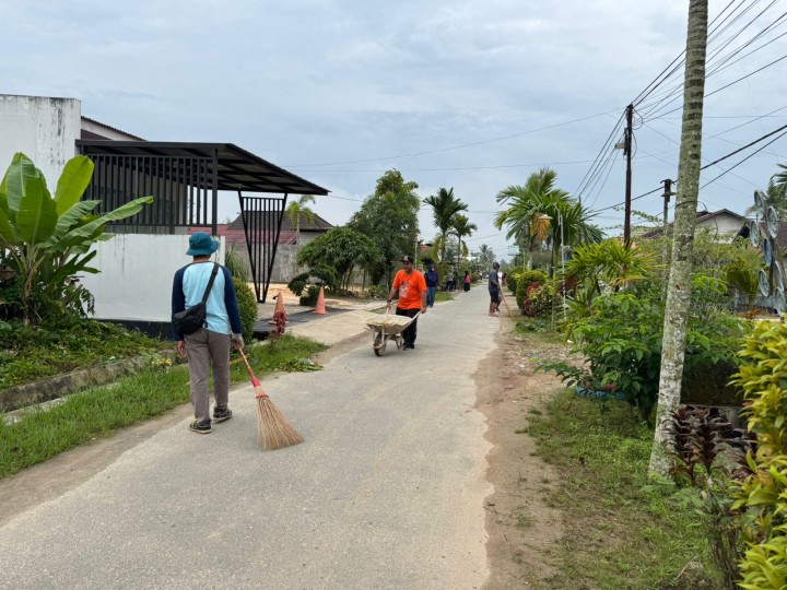 Gotong royong lingkungan Sindang Sari  serta peninjauan drainase/parit begoan perbatasan makroman dan sindangsari. melibatkan warga RT.05,RT.06,RT.07 dan RT.08 Sindang Sari.