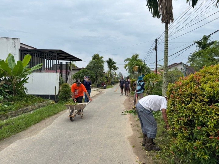 Gotong royong lingkungan Sindang Sari  serta peninjauan drainase/parit begoan perbatasan makroman dan sindangsari. melibatkan warga RT.05,RT.06,RT.07 dan RT.08 Sindang Sari.
