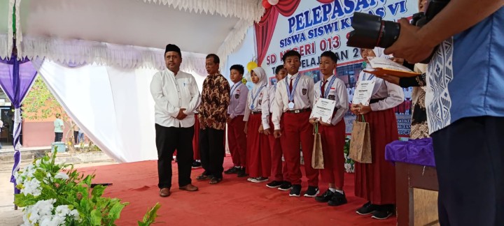 Menghadiri acara Pelepasan Siswa-siswi Kelas VI SD Negeri 013 Sambutan. Tahun ajaran 2024-2025.