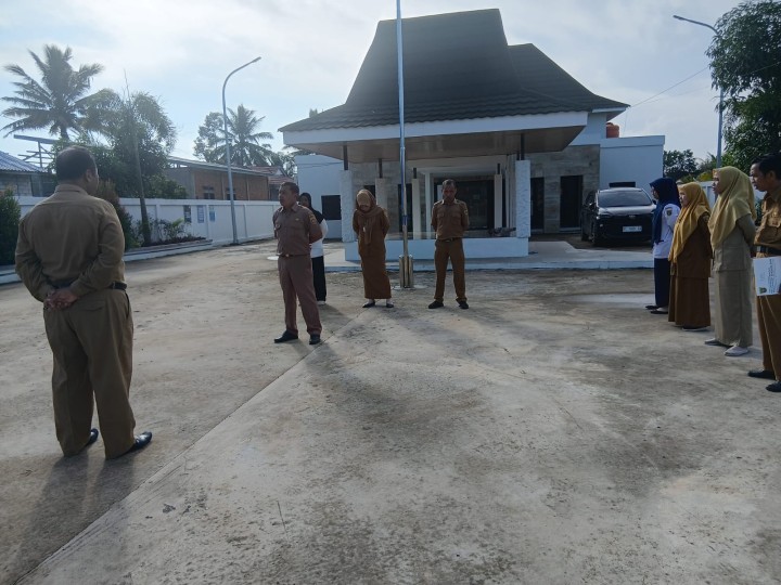 Rutinitas apel pagi di lingkungan Pemerintahan Kelurahan Sindang Sari.