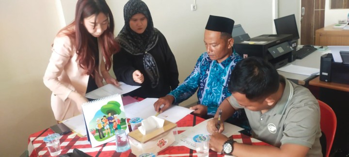 Penandatanganan Berkas Koperasi Merah Putih ke Notaris Samarinda. Di hadiri Kasi Ekobang,Ketua Koperasi,Sekretaris, Bendahara Koperasi dan anggota.