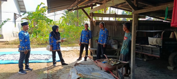 Pendampingan Kunjungan ke rumah warga bersama Tim Dinperindakop ke tempat produksi UMKM yakni Kripik Singkong,Sepeda dan Pembuatan Bukett/Cindera mata.