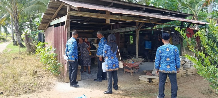 Pendampingan Kunjungan ke rumah warga bersama Tim Dinperindakop ke tempat produksi UMKM yakni Kripik Singkong,Sepeda dan Pembuatan Bukett/Cindera mata.