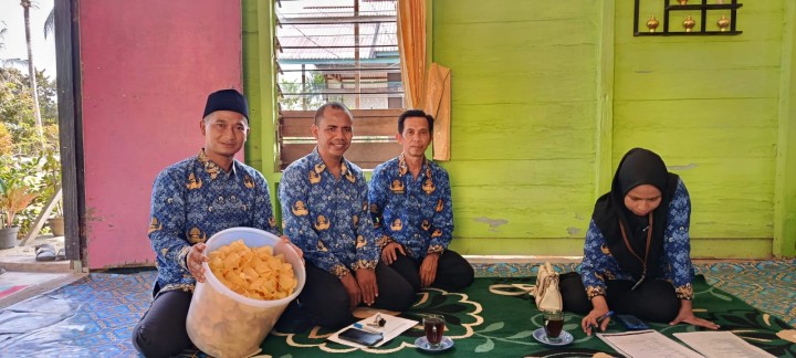 Pendampingan Kunjungan ke rumah warga bersama Tim Dinperindakop ke tempat produksi UMKM yakni Kripik Singkong,Sepeda dan Pembuatan Bukett/Cindera mata.