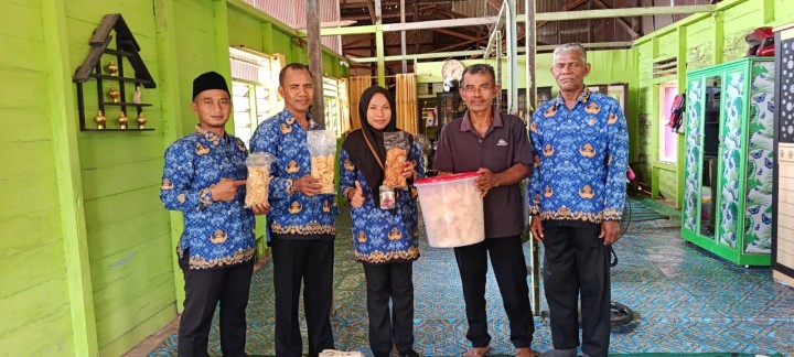 Pendampingan Kunjungan ke rumah warga bersama Tim Dinperindakop ke tempat produksi UMKM yakni Kripik Singkong,Sepeda dan Pembuatan Bukett/Cindera mata.