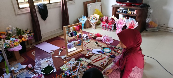Pendampingan Kunjungan ke rumah warga bersama Tim Dinperindakop ke tempat produksi UMKM yakni Kripik Singkong,Sepeda dan Pembuatan Bukett/Cindera mata.