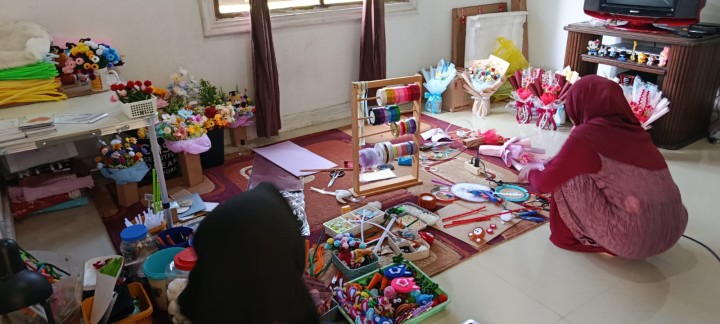 Pendampingan Kunjungan ke rumah warga bersama Tim Dinperindakop ke tempat produksi UMKM yakni Kripik Singkong,Sepeda dan Pembuatan Bukett/Cindera mata.
