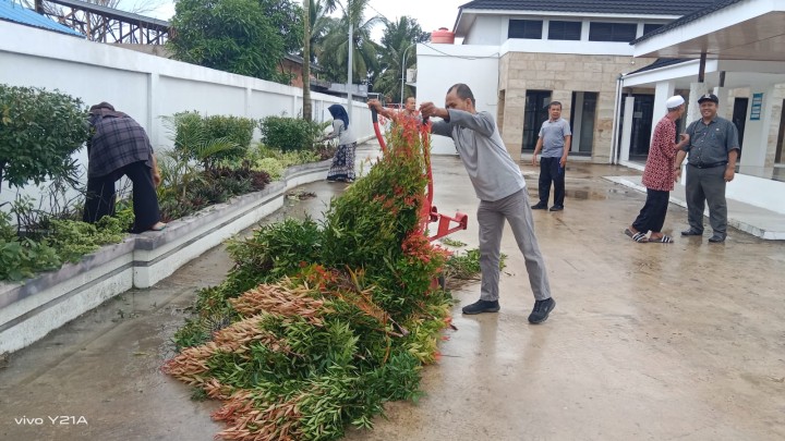 Gotong Royong Lingkungan Kelurahan Sindang Sari.