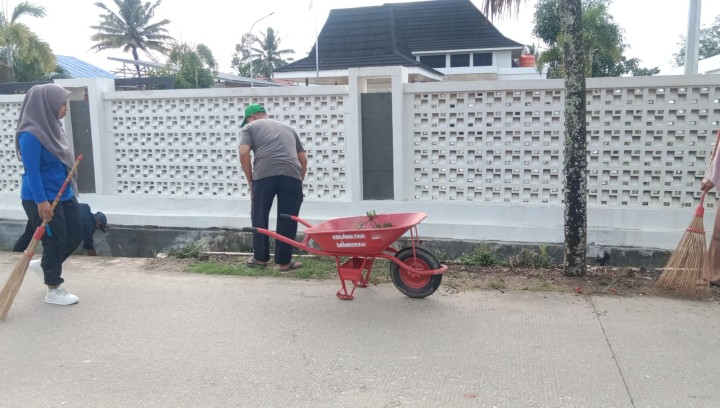 Kegiatan Gotong Royong oleh warga Sindang Sari