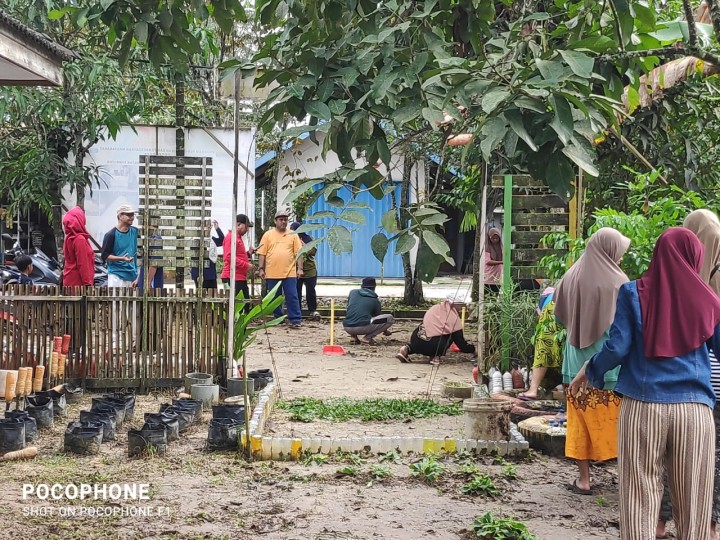 Kegiatan Gotong Royong oleh warga Sindang Sari