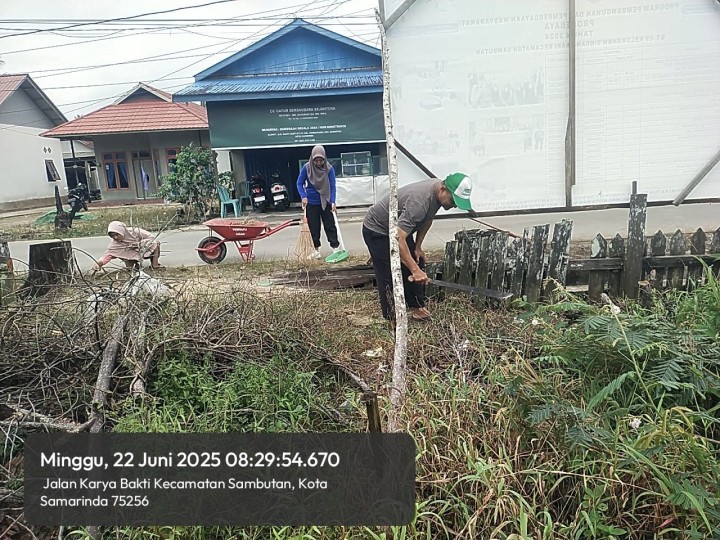 Kegiatan Gotong Royong oleh warga Sindang Sari