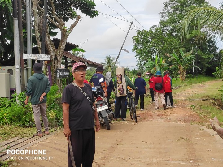 Kegiatan Gotong Royong oleh warga Sindang Sari