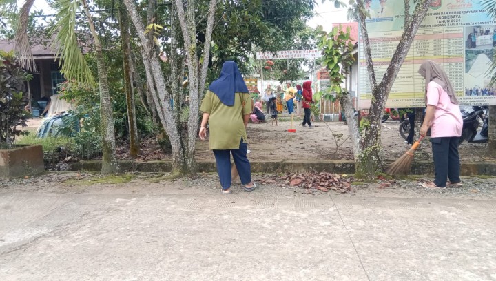 Kegiatan Gotong Royong oleh warga Sindang Sari