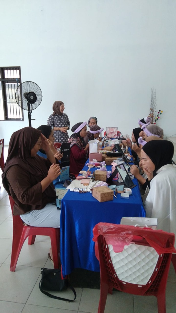Kegiatan Pelatihan Tata Rias. Program Pemberdayaan Masyarakat (Probebaya).   #samarindamaju