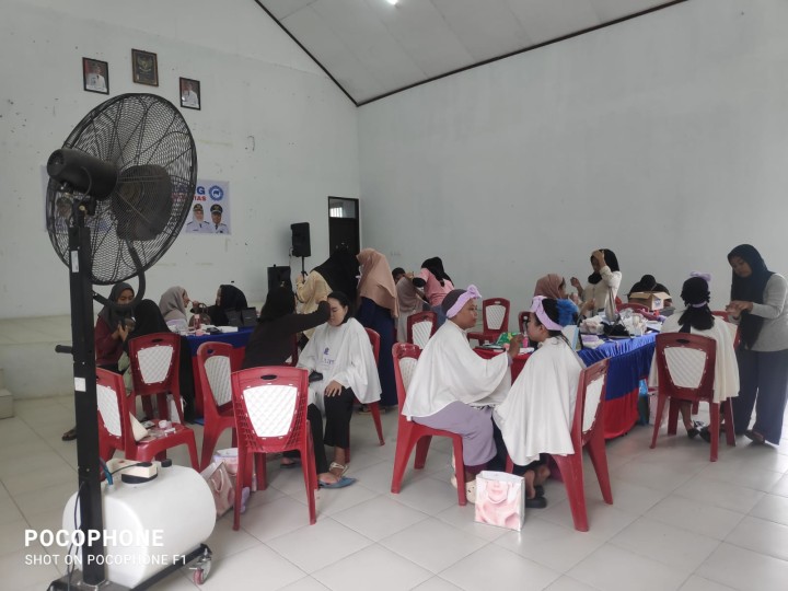 Kegiatan Pelatihan Tata Rias. Program Pemberdayaan Masyarakat (Probebaya).   #samarindamaju