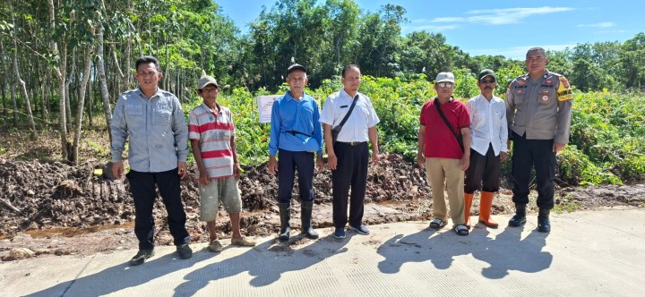 Pengukuran Tanah PTSL oleh BPN dan pihak Kecamatan Sambutan serta Kasi Pemerintahan Kelurahan.