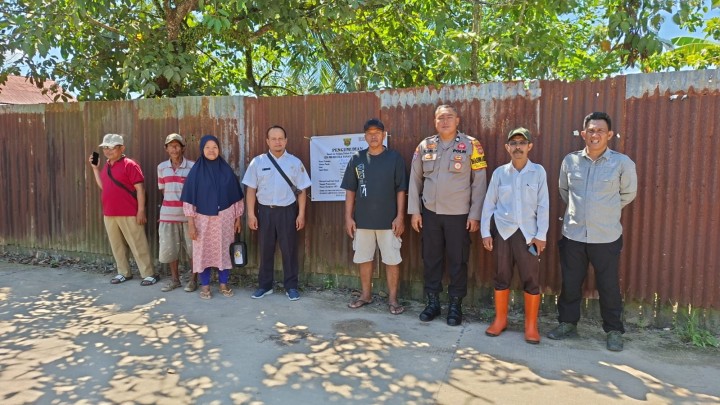Pengukuran Tanah PTSL oleh BPN dan pihak Kecamatan Sambutan serta Kasi Pemerintahan Kelurahan.