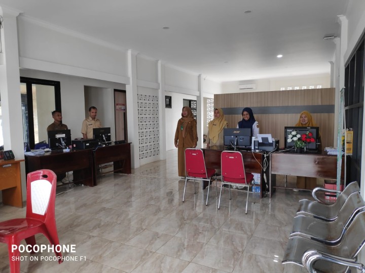 Menyayikan Indonesia Raya pukul 10:00 wita