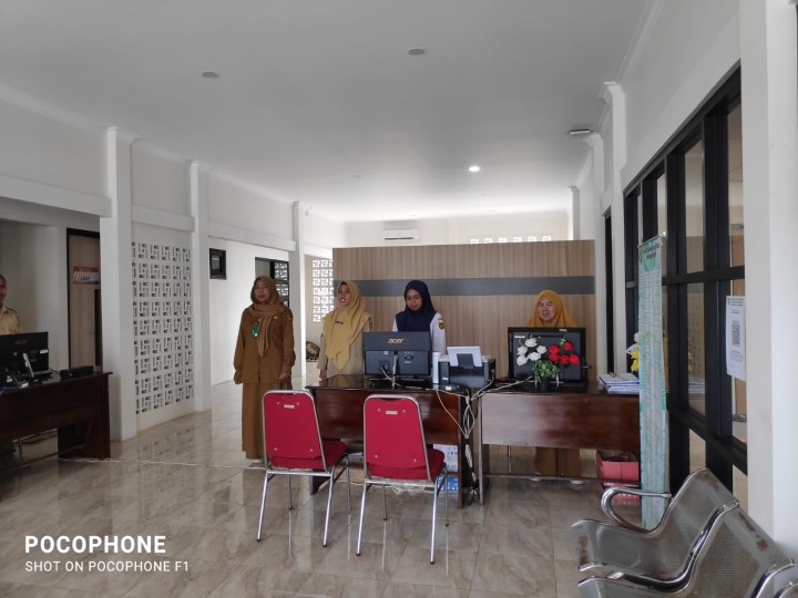 Menyayikan Indonesia Raya pukul 10:00 wita